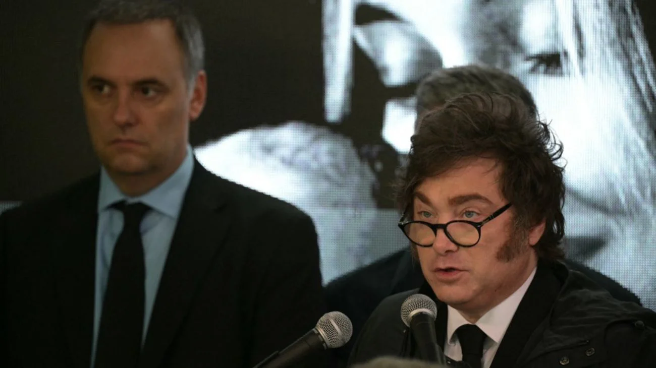 javier-milei-acompanado-del-jefe-de-gabinete-manuel-adorni-2205838